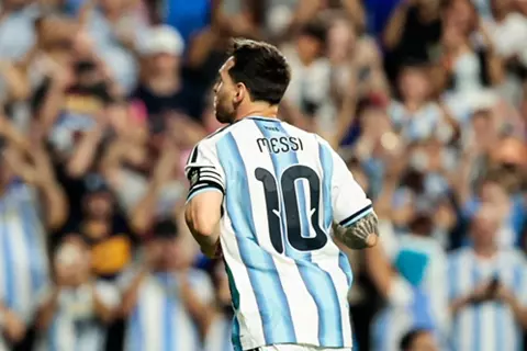 يجيد تحطيم الأرقام القياسية.. إنجاز جديد لميسي مع الأرجنتين قبل كأس العالم
